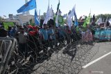 Sejumlah buruh berunjukrasa di depan Kantor Gubernur Jawa Timur di Surabaya, Jawa Timur, Kamis (18/7/2019). Mereka menolak revisi Undang Undang Nomor 13 Tahun 2003 tentang ketenagakerjaan. Antara Jatim/Didik Suhartono/ZK