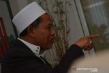 Ketua Majelis Ulama Indonesia (MUI)bKabupaten Jombang KH Kholil Dahlan memberikan keterangan kepada wartawan saat ditemui di Pondok Pesantren Darul Ulum Rejoso, Kecamatan Peterongan, Jombang, Jawa Timur, Kamis (18/7/2019). MUI setempat mendukung terobosan Kantor Wilayah Kementerian Agama (Kanwil Kemenag) Jawa Timur mensyaratkan pasangan calon pengantin yang akan menikah untuk melakukan tes urine sebagai upaya menyelamatkan generasi muda dari jerat narkoba. Antara Jatim/Syaiful Arif/zk.