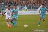 Pemain kesebelasan Bali United, Stefano Lilipaly (kiri) berusaha melewati hadangan pemain Persela Lamongan, Ahmad Birrul Walidain (tengah) dalam pertandingan lanjutan Liga 1 2019 di Stadion Surajaya Lamongan, Jawa Timur, Kamis (18/7/2019). Persela berhasil mengalahkan Bali United dengan skor 2-0. Antara Jatim/Syaiful Arif/zk