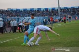 Pemain kesebelasan Persela Lamongan, Rafael Gomes De Oliviera (kiri) berebut bola dengan pemain Bali United, Antonius Johannes Melvin Platje (kanan) dalam pertandingan lanjutan Liga 1 2019 di Stadion Surajaya Lamongan, Jawa Timur, Kamis (18/7/2019). Persela berhasil mengalahkan Bali United dengan skor 2-0. Antara Jatim/Syaiful Arif/zk