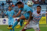 Pemain Bali United Haudi Abdillah (kanan) berebut bola dengan pemain Persela Lamongan Alex Dos Santos Goncalves (kedua kanan) dalam pertandingan lanjutan Liga 1 2019 di Stadion Surajaya Lamongan, Jawa Timur, Kamis (18/7/2019). Persela berhasil mengalahkan Bali United dengan skor 2-0. ANTARA FOTO/Syaiful Arif/nym.