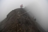 Masyarakat suku Tengger melarung sesajen ke kawah Gunung Bromo pada Upacara Yadnya Kasada, Probolinggo, Jawa Timur, Kamis (18/7/2019). Upacara Kasada merupakan upacara adat masyarakat Suku Tengger sebagai bentuk ucapan syukur kepada Sang Hyang Widi sekaligus meminta berkah dan menjauhkan dari malapetaka. ANTARA FOTO/Zabur Karuru/nym.