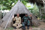 Gubernur Kalimantan Barat Sutarmidji didampingi Kapolda Kalbar Irjen Pol Didi Haryono, Pangdam XII/Tanjungpura Mayjen TNI Herman Asaribab, Danlanud Supadio Marsekal Pertama (Marsma) TNI Palito Sitorus dan Wakil Bupati Sambas Hairiah melakukan kunjungan kerja di Kabupaten Sambas, Selasa (16/7/2019). Dalam kunjungan terkait peninjauan Bakti TNI untuk mewujudkan Desa Mandiri tersebut Gubernur Kalbar turut menyambangi Desa Wisata Temajuk yang berbatasan dengan Malaysia. ANTARA KALBAR/HO/Humas Pemprov-Agung Widura/jhw