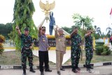 Gubernur Kalimantan Barat Sutarmidji didampingi Kapolda Kalbar Irjen Pol Didi Haryono, Pangdam XII/Tanjungpura Mayjen TNI Herman Asaribab, Danlanud Supadio Marsekal Pertama (Marsma) TNI Palito Sitorus dan Wakil Bupati Sambas Hairiah melakukan kunjungan kerja di Kabupaten Sambas, Selasa (16/7/2019). Dalam kunjungan terkait peninjauan Bakti TNI untuk mewujudkan Desa Mandiri tersebut Gubernur Kalbar turut menyambangi Desa Wisata Temajuk yang berbatasan dengan Malaysia. ANTARA KALBAR/HO/Humas Pemprov-Agung Widura/jhw