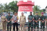 Gubernur Kalimantan Barat Sutarmidji didampingi Kapolda Kalbar Irjen Pol Didi Haryono, Pangdam XII/Tanjungpura Mayjen TNI Herman Asaribab, Danlanud Supadio Marsekal Pertama (Marsma) TNI Palito Sitorus dan Wakil Bupati Sambas Hairiah melakukan kunjungan kerja di Kabupaten Sambas, Selasa (16/7/2019). Dalam kunjungan terkait peninjauan Bakti TNI untuk mewujudkan Desa Mandiri tersebut Gubernur Kalbar turut menyambangi Desa Wisata Temajuk yang berbatasan dengan Malaysia. ANTARA KALBAR/HO/Humas Pemprov-Agung Widura/jhw