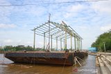 Sejumlah pekerja sedang menyelesaikan pembangunan restoran apung di depan kantor Pemerintah Kota Banjarmasin, Kalimantan Selatan, Jumat (19/7/2019).Untuk mendukung pariwisata kota sebanyak 19 Koperasi di daerah kota Banjarmasin bergotong royong membangun restoran apung yang di bangun di atas kapal tongkang dengan diameter 10x30 meter.Foto Antaranews Kalsel/Bayu Pratama S.