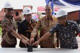 Direktur Teknik PT Pelabuhan Indonesia I (Persero) Hosadi Apriza Putra (kiri) bersama Direktur Utama PT Dok Perkapalan Surabaya (DPS) Bambang Soendjaswono (kedua kiri), Direktur Utama PT Industri Kapal Indonesia (IKI) Edy Widarto (ketiga kiri) dan Direktur Operasi PT Industri Kapal Indonesia (IKI) Ahril Abdullah (kanan) menekan tombol saat acara peletakan Lunas Kapal (Keel Laying) Tunda di PT Dok Perkapalan Surabaya (DPS), Surabaya, Jawa Timur, Jumat (19/7/2019). PT Dok Perkapalan Surabaya (DPS) dan PT Industri Kapal Indonesia (IKI) membangun dua kapal tunda (tug boat) yang merupakan pesanan PT Pelabuhan Indonesia I. Antara Jatim/Didik Suhartono/ZK