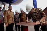 Direktur Teknik PT Pelabuhan Indonesia I (Persero) Hosadi Apriza Putra (kanan) didampingi Direktur Utama PT Dok Perkapalan Surabaya (DPS) Bambang Soendjaswono (kedua kanan) dan Direktur Utama PT Industri Kapal Indonesia (IKI) Edy Widarto (kiri) menandatangani plat besi saat acara peletakan Lunas Kapal (Keel Laying) Tunda di PT Dok Perkapalan Surabaya (DPS), Surabaya, Jawa Timur, Jumat (19/7/2019). PT Dok Perkapalan Surabaya (DPS) dan PT Industri Kapal Indonesia (IKI) membangun dua kapal tunda (tug boat) yang merupakan pesanan PT Pelabuhan Indonesia I. Antara Jatim/Didik Suhartono/ZK