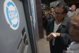 Tersangka korupsi dana penyertaan modal percetakan di Perusahaan Daerah Aneka Usaha (PDAU) Trenggalek, Tatang Istiawan (kiri) ditahan di Rumah Tahanan Trenggalek, Trenggalek, Jawa Timur, Jumat (19/7/2019). Tersangka yang berlatar pimpinan media Surabaya Pagi (PT Surabaya Sore) itu dijerat dengan pasal 2 dan 3 UURI Tindak Pidana Korupsi dengan ancaman hukuman seumur hidup dan denda maksimal Rp1 miliar karena terlibat dalam penyelewengan dana penyertaan modal pendirian perusahaan percetakan di PDAU Trenggalek tahun 2008-2010 yang merugikan keuangan negara sebesar Rp7,3 miliar. Antara Jatim/Destyan Sujarwoko/zk.