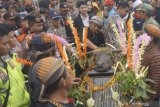 Warga berpakaian adat mengarak kepala kerbau yang akan dilarung ke dasar bendung irigasi Dam Bagong, Trenggalek, Jawa Timur, Jumat (19/7/2019). Ritual nyadran itu diigelar setiap Jumat Kliwon bulan Selo dalam penanggalan Jawa, dengan tujuan menjaga dan melestarikan nilai-nilai kearifan lokal sekaligus bentuk syukur atas keberadaan bendung irigasi yang selama ini mengairi ribuan hektare sawah di empat kecamatan setempat itu. Antara Jatim/Destyan Sujarwoko/zk.