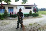 Satgas Yonif 328/DGH bersihkan Puskesmas Kampung Pitewi
