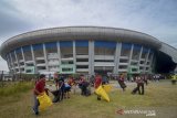 Relawan membersihkan halaman saat aksi bersih-bersih Stadion Gelora Bandung Lautan Api (GBLA) di Gedebage, Bandung, Jawa Barat, Sabtu (20/7/2019). Aksi bersih-bersih Stadion GBLA yang diikuti oleh Dispora Kota Bandung, TNI, Polri, POL PP, PMI, Dinas Pemadam Kebakaran serta 24 komunitas di Bandung tersebut ditujukan untuk merawat Stadion GBLA setelah sebelumnya foto kerusakan beberapa bagian stadion viral di media sosial. ANTARA JABAR/Raisan Al Farisi/agr