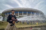 Seorang petugas pemadam kebakaran membersihkan halaman saat aksi bersih-bersih Stadion Gelora Bandung Lautan Api (GBLA) di Gedebage, Bandung, Jawa Barat, Sabtu (20/7/2019). Aksi bersih-bersih Stadion GBLA yang diikuti oleh Dispora Kota Bandung, TNI, Polri, POL PP, PMI, Dinas Pemadam Kebakaran serta 24 komunitas di Bandung tersebut ditujukan untuk merawat Stadion GBLA setelah sebelumnya foto kerusakan beberapa bagian stadion viral di media sosial. ANTARA JABAR/Raisan Al Farisi/agr