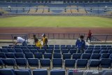 Sejumlah petugas dari TNI, Polri dan dinas terkait membersihkan tribun VIP saat aksi bersih-bersih Stadion Gelora Bandung Lautan Api (GBLA) di Gedebage, Bandung, Jawa Barat, Sabtu (20/7/2019). Aksi bersih-bersih Stadion GBLA yang diikuti oleh Dispora Kota Bandung, TNI, Polri, POL PP, PMI, Dinas Pemadam Kebakaran serta 24 komunitas di Bandung tersebut ditujukan untuk merawat Stadion GBLA setelah sebelumnya foto kerusakan beberapa bagian stadion viral di media sosial. ANTARA JABAR/Raisan Al Farisi/agr