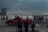 Petugas Taman Nasional Bromo Tengger semeru (TNBTS) melakukan penjagaan di sekitar kawasan gunung Bromo yang mengalami erupsi di Probolinggo, Jawa Timur, Sabtu (20/7/2019). Pusat Vulkanologi Mitigasi Bencana Geologi (PVMBG) menghimbau masyarakat dan wisatawan tidak mendekat kawasan kawah Gunung Bromo sejauh radius satu kilometer. Antara Jatim/Vermensius Onggat Gebze/abs/zk