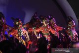 Penari menampilkan tari Topeng Klana saat acara Tribute To Rasinah di Indramayu, Jawa Barat, Jumat (19/7/2019). Pertunjukan tari bertajuk Tribute to Rasinah yang diikuti sejumlah penari dari dalam maupun luar negeri tersebut dalam rangka mengenang jasa maestro tari topeng Rasinah. ANTARA JABAR/Dedhez Anggara/agr