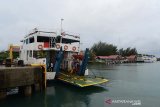 Anak buah kapal (ABK) membersihkan lantai kapal penyebreangan KMP Papuyu yang batal berangkat di pelabuhan Ulee Lheue, Banda Aceh, Sabtu (20/7/2019). Pihak PT Angkutan Sungai Danau dan Penyeberangan (ASDP) di daerah itu menghentikan pelayaran penyeberangan kapal KMP Pupuyu dan KMP Tanjung Burang rute Banda Aceh-Pulau Aceh dan Pulau Sabang, Aceh, menyusul cuaca buruk di serta gelombang setinggi 2,5 hingga 4 meter. (Antara Aceh/Ampelsa)