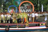 Gubernur Kalsel Sahbirin Noor (kanan) mengikuti susur sungai Badan Musyawarah Perbankan Daerah(BMPD) Kalsel,di sungai Martapura, Banjarmasin, Kalimantan Selatan, Sabtu (20/7/2019).Bank Indonesia berkerjasama dengan seluruh bank di Kalsel mengadakan acara Susur Sungai Martapura dengan konsep pakaian adat indonesia dalam rangka mendukung pengembangan pariwisata Kalsel.Foto Antaranews Kalsel/Bayu Pratama S.