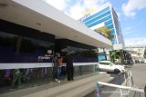 Nasabah bank mandiri keluar dari  Tunai Mandiri (ATM) di Bank Mandiri cabang Banjarmasin, Kalimantan Selatan, Sabtu (20/7/2019).Dampak gangguan sistem, pihak Bank Mandiri offlinekan ATM.Foto Antaranews Kalsel/Bayu Pratama S