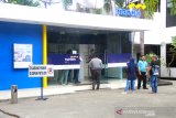 Sejumlah nasabah bank mandiri mengantre didepan Anjungan Tunai Mandiri (ATM) di Bank Mandiri cabang Banjarmasin, Kalimantan Selatan, Sabtu (20/7/2019).Dampak gangguan sistem Bank Mandiri mengakbitakan nasabah berbondong-bondong menuju ATM Bank Mandiri untuk cek saldo karena khawatir saldo raib.Foto Antaranews Kalsel/Bayu Pratama S.