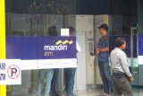 Sejumlah nasabah bank mandiri mengantre didepan Anjungan Tunai Mandiri (ATM) di Bank Mandiri cabang Banjarmasin, Kalimantan Selatan, Sabtu (20/7/2019).Dampak gangguan sistem Bank Mandiri mengakbitakan nasabah berbondong-bondong menuju ATM Bank Mandiri untuk cek saldo karena khawatir saldo raib.Foto Antaranews Kalsel/Bayu Pratama S.