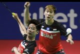 Pebulu tangkis ganda putra Indonesia Kevin Sanjaya Sukamuljo (kiri) dan Marcus Fernaldi Gideon mengembalikan kok ke pebulu tangkis ganda putra China Li Junhui dan Liu Yuchen pada babak semifinal Blibli Indonesia Open 2019 di Istora Senayan, Jakarta, Sabtu (20/7/2019). Pasangan Kevin dan Marcus lolos ke babak final setelah mengalahkan pasangan Li dan Liu dengan skor 21-9, 21-13 dan akan bertemu pasangan Indonesia lainnya yakni Ahsan dan Hendra. ANTARA FOTO/Hafidz Mubarak A/nym.