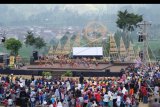 Sejumlah penari mementaskan tari Kuda Lumping saat Kirab Festival Sindoro-Sumbing di lembah Gunung Sindoro-Sumbing Desa Kledung, Temanggung, Jawa Tengah, Sabtu (20/7/2019). Kirab yang diikuti oleh sejumlah kelompok kesenian dari Gunung Sindoro dan Gunung Sumbing tersebut sebagai wujud kerukunan dan kekompakan warga masyarakat gunung. ANTARA FOTO/Anis Efizudin/nym.