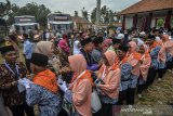 Jamaah calon haji berpamitan kepada keluarganya sebelum masuk kedalam bus untuk diberangkatkan menuju Asrama Haji Embarkasi Bekasi di Lapang Bumi Perkemahan Cikembulan, Kabupaten Pangandaran, Jawa Barat, Jumat (19/7/2019). Kabupaten Pangandaran melepas jamaah calon haji sebanyak 410 orang yang terdiri dari 188 orang laki-laki dan 222 orang perempuan dan ditambah enam petugas pembimbing dengan satu kali pemberangkatan. ANTARA JABAR/Adeng Bustomi/agr.