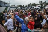 Keluarga Jamaah calon haji melambaikan tangannya usai diberangkatkan menuju Asrama Haji Embarkasi Bekasi di Lapang Bumi Perkemahan Cikembulan, Kabupaten Pangandaran, Jawa Barat, Jumat (19/7/2019). Kabupaten Pangandaran melepas jamaah calon haji sebanyak 410 orang yang terdiri dari 188 orang laki-laki dan 222 orang perempuan dan ditambah enam petugas pembimbing dengan satu kali pemberangkatan. ANTARA JABAR/Adeng Bustomi/agr.