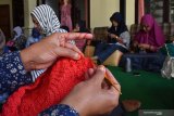 Peserta mengikuti pelatihan merajut di Kota Madiun, Jawa Timur, Sabtu (20/7/2019). Pelatihan merajut yang diikuti 40 orang selama enam hari dan difasilitasi Pemkot Madiun tersebut untuk membekali keterampikan merajut bagi kaum perempuan. Antara Jatim/Siswowidodo/zk.