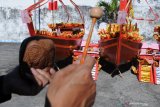 Umat Budha melakukan sembahyang saat memperingati Dewi Kwan Im mencapai kesempuranaan di Vihara Avalokitesvara, Pamekasan, Jawa Timur, Sabtu (20/7/2019). Umat Budha dari sejumlah daerah beribadah di vihara tersebut guna memperoleh 'welas asih' dan kesuksesan serta keselamatan dimasa yang akan datang. Antara Jatim/Saiful Bahri/zk.