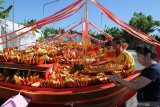 Umat Budha menyiapkan replika kapal sebelum dibakar ketika memperingati Dewi Kwan Im mencapai kesempuranaan di Vihara Avalokitesvara, Pamekasan, Jawa Timur, Sabtu (20/7/2019). Umat Budha dari sejumlah daerah beribadah di vihara tersebut guna memperoleh 'welas asih' dan kesuksesan serta keselamatan dimasa yang akan datang. Antara Jatim/Saiful Bahri/zk.