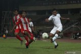 Pesepak bola Timnas Indonesia U-19 Fayar Fathur Rachman (kanan) menendang bola dengan dihadang pesepak bola Deltras Sidoarjo Setiawan (kiri) saat pertandingan uji coba di Stadion Gelora Delta Sidoarjo, Jawa Timur, Sabtu (20/7/2019). Timnas Indonesia U-19 mengalahkan Deltras Sidoarjo dengan skor akhir 1-0. Antara Jatim/Moch Asim/zk.