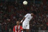 Pesepak bola Timnas Indonesia U-19 Amiruddin Bagus (kanan) menyundul bola dengan dihadang pesepak bola Deltras Sidoarjo Ahmad Fitdian (kiri) saat pertandingan uji coba di Stadion Gelora Delta Sidoarjo, Jawa Timur, Sabtu (20/7/2019). Timnas Indonesia U-19 mengalahkan Deltras Sidoarjo dengan skor akhir 1-0. Antara Jatim/Moch Asim/zk.