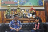 Youtuber cilik ini berani mewawancarai Wali Kota Padang