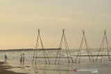 Pengunjung menikmati suasana pantai tambak Indah di Indramayu, Jawa Barat, Sabtu (20/7/2019). Wisata pantai Tambak Indah menjadi salah satu tujuan wisata di Pantura Indramayu dengan daya tarik pantai yang luas. ANTARA JABAR/Dedhez Anggara/agr