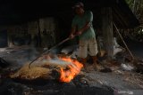 Pekerja melakukan proses pembakaran lempengan besi sebelum dijadikan wajan berukuran jumbo di Desa Kebondalem, Kecamatan Bareng, Jombang, Jawa Timur, Sabtu (20/7/2019). Wajan berukuran jumbo berbahan besi bekas kapal itu dijual Rp 21.000 per kilogramnya dengan berat rata-rata satu buah wajan 50-70 Kg. Antara Jatim/Syaiful Arif/zk