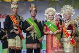 Muhammad Habil (dua kiri) dari kota Lhokseumawe dan Mutia Fathiya Erlysson (dua kanan) dari Kota Banda Aceh terpilih sebagai duta lingkungan hidup provinsi Aceh 2019 di Banda Aceh, Aceh Minggu (21/7/2019). Duta lingkungan hidup diharapkan menjadi pionir dan pembawa misi pengelolaan lingkungan serta representasi bagi generasi muda dalam mensosialisasikan pelestarian lingkungan hidup. (Antara Aceh / Fajar Muqaram)