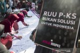 Sejumlah warga menandatangani petisi saat aksi simpatik tolak Rancangan Undang-Undang Penghapusan Kekerasan Seksual (RUU PKS) di Bandung, Jawa Barat, Minggu (21/7/2019). Aksi tersebut merupakan bentuk ketidaksetujuan atas rencana pengesahan RUU PKS yang dianggap masih bermakna rancu terkait budaya, agama dan norma sosial di masyarakat. ANTARA JABAR/M Agung Rajasa/agr