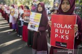 Sejumlah aktivis yang tergabung dalam Aliansi Gerakan Peduli Perempuan melakukan aksi simpatik tolak Rancangan Undang-Undang Penghapusan Kekerasan Seksual (RUU PKS) di Bandung, Jawa Barat, Minggu (21/7/2019). Aksi tersebut merupakan bentuk ketidaksetujuan atas rencana pengesahan RUU PKS yang dianggap masih bermakna rancu terkait budaya, agama dan norma sosial di masyarakat. ANTARA JABAR/M Agung Rajasa/agr