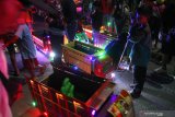 Peserta menarik miniatur truk berbahan baku kayu saat Festival Miniatur Truk di Kota Kediri, Jawa Timur, Sabtu (20/7/2019) malam. Kegiatan tur bareng yang diikuti puluhan pecinta miniatur truk dari sejumlah daerah tersebut digelar untuk mempererat persaudaraan sekaligus sarana berolahraga. Antara Jatim/Prasetia Fauzani/zk