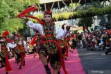 Sejumlah penari menampilkan tari Remo saat Gebyar Tari Remo dan Festival Yosakoi di Jalan Tunjungan, Surabaya, Jawa Timur, Sabtu (20/7/2019). Kegiatan tersebut merupakan bagian dari Surabaya Cross Culture International Folk Art Festival. Antara Jatim/Didik Suhartono/ZK