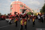 Sejumlah penari menampilkan tari Yosakoi saat Gebyar Tari Remo dan Festival Yosakoi di Jalan Tunjungan, Surabaya, Jawa Timur, Sabtu (20/7/2019). Kegiatan tersebut merupakan bagian dari Surabaya Cross Culture International Folk Art Festival. Antara Jatim/Didik Suhartono/ZK