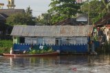 Warga beraktifitas di rumah lanting di sungai Martapura, Banjarmasin, Kalimantan Selatan, Minggu (21/7/2019).Pemerintah Kota Banjarmasin berencana menghidupkan kembali budaya pembangunan rumah lanting yaitu rumah rakit tradisional suku banjar dengan pondasi rakit mengapung di sungai.Foto Antaranews Kalsel/Bayu Pratama S.