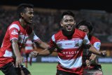 Pesepak bola Madura United (MU) Andik Vermansyah (tengah) disambut rekannya melakukan selebrasi usai mencetak gol ke gawang Arema dalam laga Shopee Liga 1 di Stadion Gelora Madura Ratu Pamelingan (SGMRP) Pamekasan, Jawa Timur, Sabtu (20/7/2019). Madura United memenangi pertandingan tersebut dengan skor 1-0. Antara Jatim/Saiful Bahri/zk