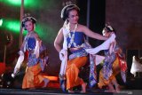 Sejumlah pelajar mementaskan tari bedoyo pada pertunjukan kolaborasi seni tradisional dengan modern bertajuk 'Gulo Klopo Merah Putih' di Memorial Park Kota Kediri, Jawa Timur, Sabtu (20/7/2019) malam. Pertujukan yang melibatkan sejumlah seniman dan pelajar tersebut guna menumbuhkan rasa nasionalisme dalam bhineka tunggal ika. Antara Jatim/Prasetia Fauzani/zk