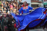 Warga menyaksikan penampilan peserta dari negara India pada parade lintas budaya di Jalan Tunjungan, Surabaya, Jawa Timur, Minggu (21/7/2019). Kegiatan itu merupakan rangkaian Surabaya Cross Culture International Folk Art Festival 2019 yang diikuti oleh sebelas negara dan lima kota dari Indonesia. Antara Jatim/Didik Suhartono/ZK