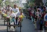 Peserta parade lintas budaya mengikuti pawai becak di Jalan Tunjungan, Surabaya, Jawa Timur, Minggu (21/7/2019). Kegiatan itu merupakan rangkaian Surabaya Cross Culture International Folk Art Festival 2019 yang diikuti oleh sebelas negara dan lima kota dari Indonesia. Antara Jatim/Didik Suhartono/ZK