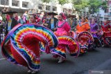  Warga menyaksikan penampilan peserta dari negara Meksiko pada parade lintas budaya di Jalan Tunjungan, Surabaya, Jawa Timur, Minggu (21/7/2019). Kegiatan itu merupakan rangkaian Surabaya Cross Culture International Folk Art Festival 2019 yang diikuti oleh sebelas negara dan lima kota dari Indonesia. Antara Jatim/Didik Suhartono/ZK