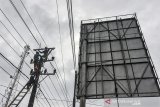 Petugas PLN memperbaiki gardu listrik saat pemadaman listrik serentak se-Pangandaran di Cikidang, Kabupaten Pangandaran, Jawa Barat, Minggu (21/7/2019). Kementerian ESDM mengatakan, subsidi listrik pada tahun 2020 diusulkan sebesar Rp58,62 triliun, turun dari subsidi tahun 2019 sebesar Rp59,32 triliun. ANTARA JABAR/Adeng Bustomi/agr